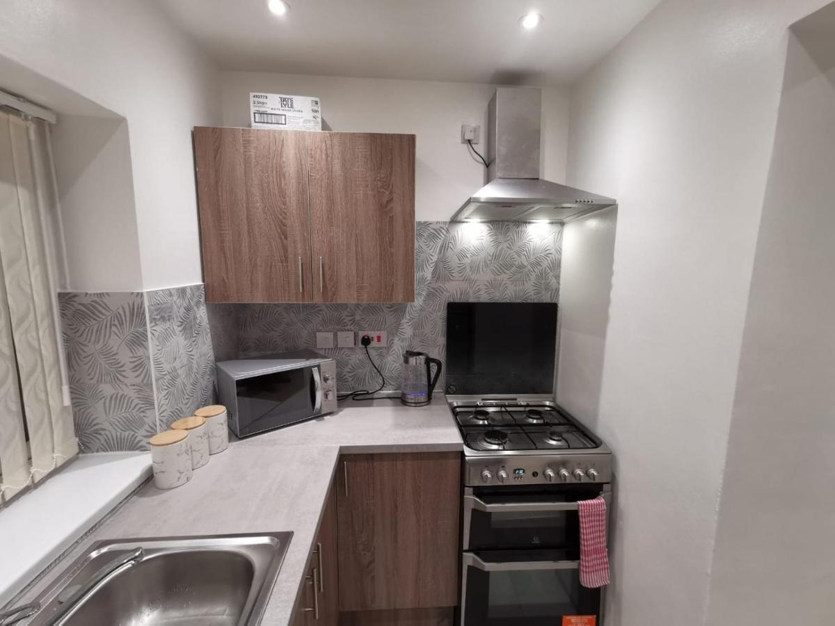 Three Bedroom Modern Apartment By Luton Airport And Luton Station Exterior foto