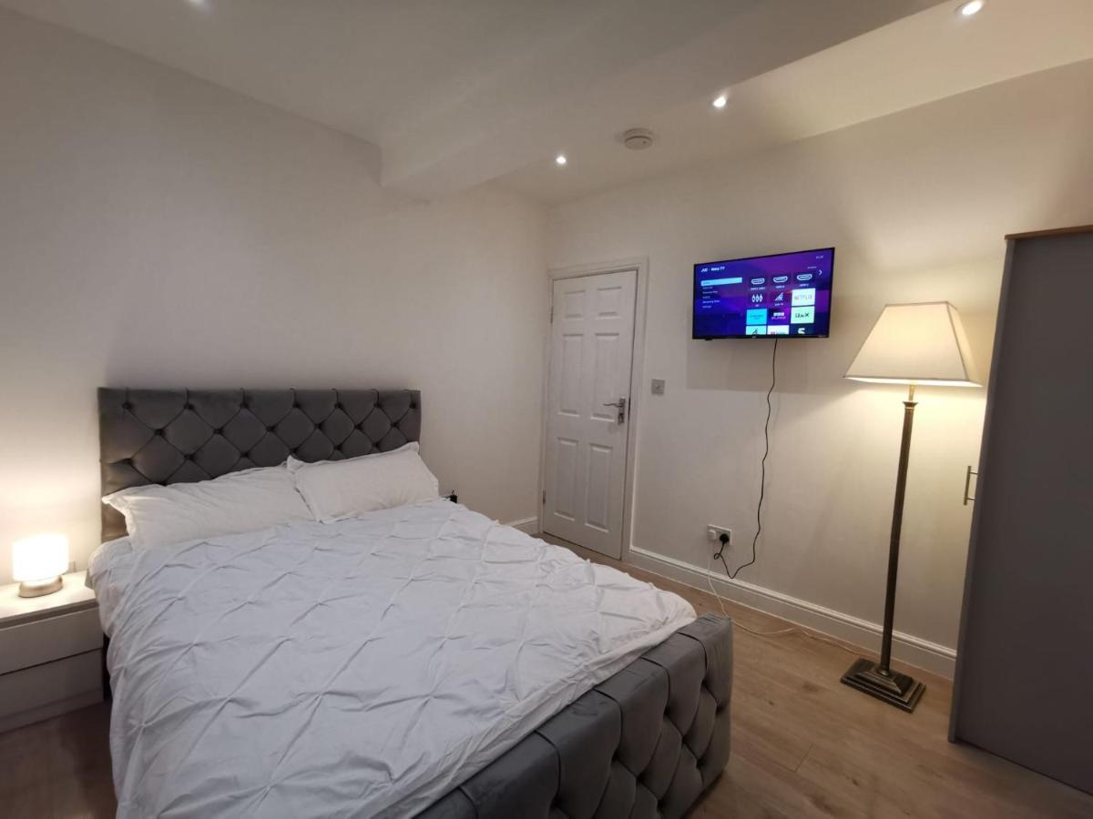 Three Bedroom Modern Apartment By Luton Airport And Luton Station Exterior foto