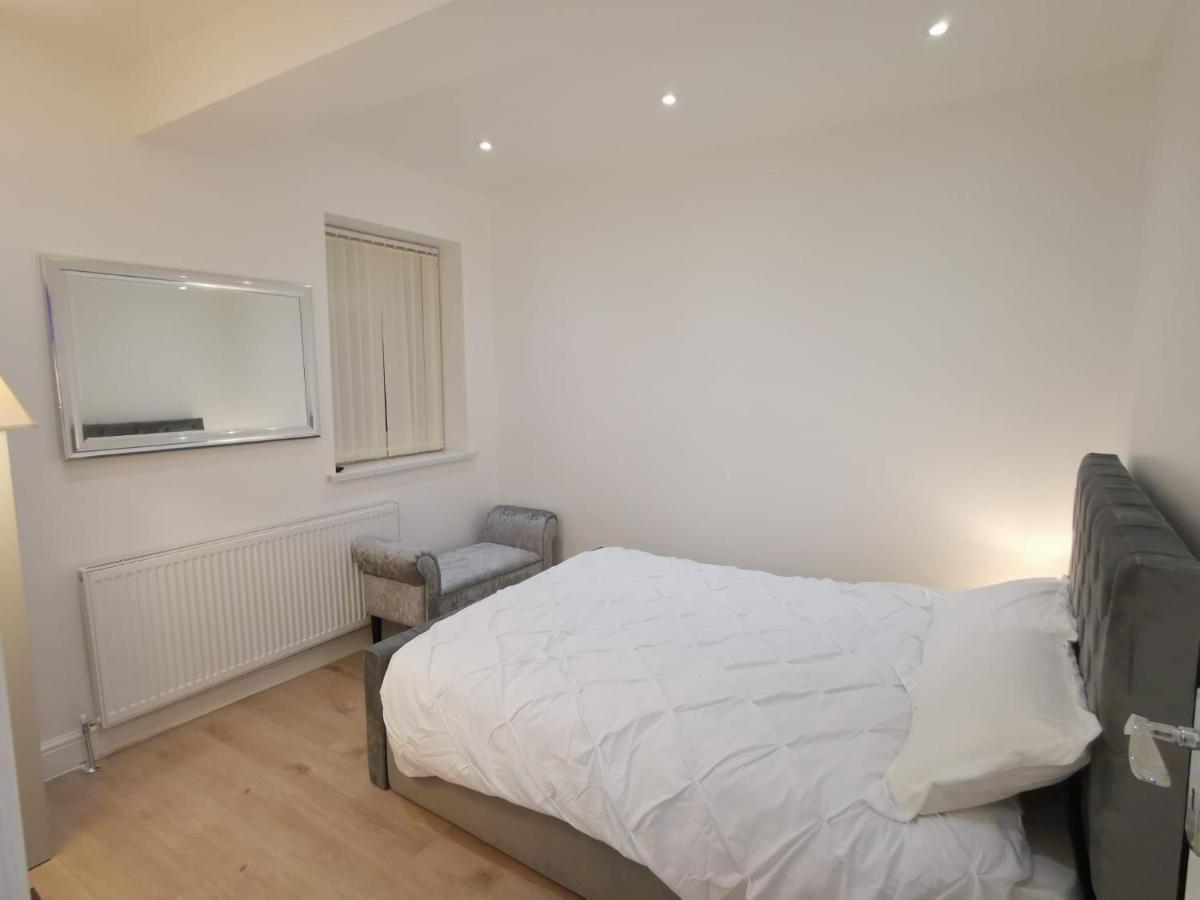 Three Bedroom Modern Apartment By Luton Airport And Luton Station Exterior foto
