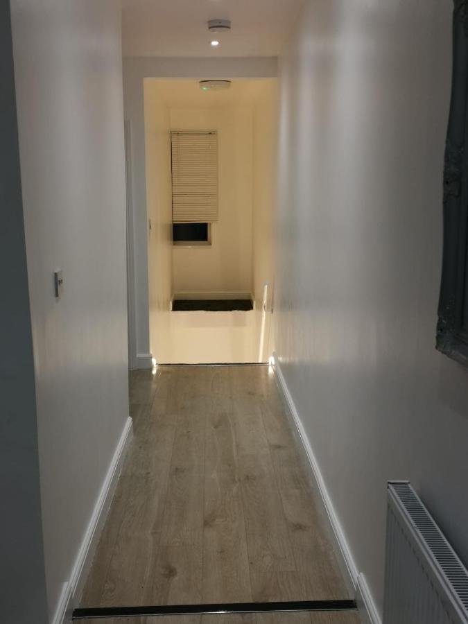 Three Bedroom Modern Apartment By Luton Airport And Luton Station Exterior foto