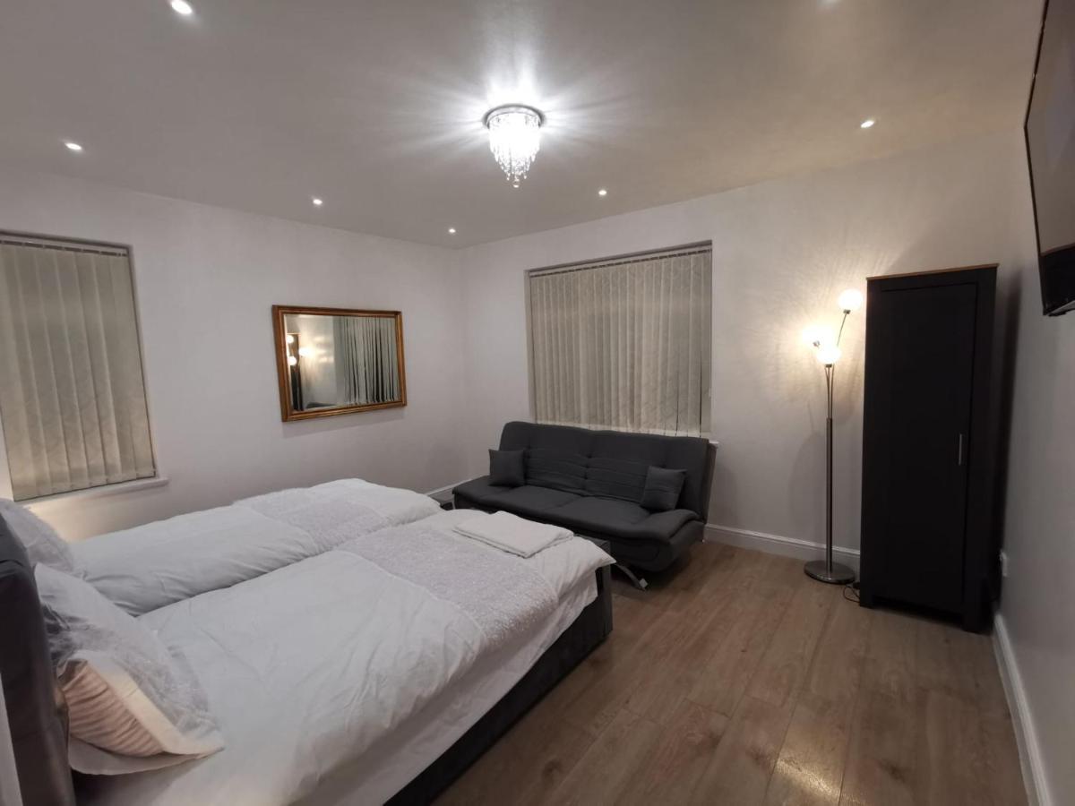 Three Bedroom Modern Apartment By Luton Airport And Luton Station Exterior foto