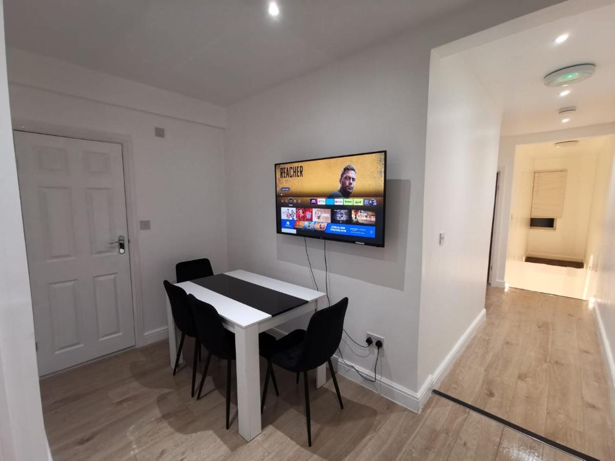 Three Bedroom Modern Apartment By Luton Airport And Luton Station Exterior foto
