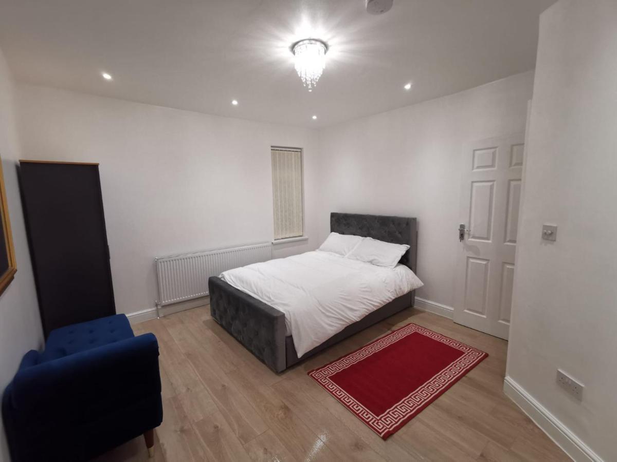 Three Bedroom Modern Apartment By Luton Airport And Luton Station Exterior foto